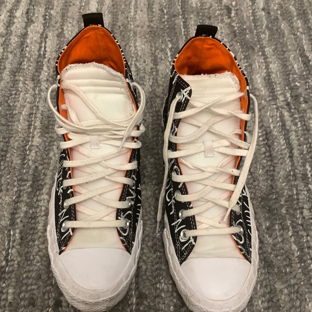 Mens Converse Chuck Taylors .. size 10 q1/2 ..